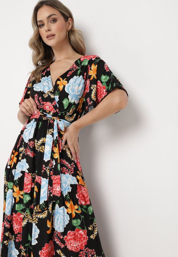 Born2be - Czarno-Niebieska Sukienka Maxi z Gumką w Talii z Szerokimi Rękawami i Kwiatowym Printem Nodriala. Okazja: na imprezę. Kolor: czarny. Wzór: nadruk, kwiaty. Sezon: lato. Długość: maxi