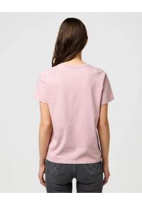 Wrangler - DAMSKA KOSZULKA WRANGLER SIGN OFF TEE KEEPSAKE LILAC 112370740 #6