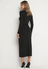 Born2be - Czarna Sukienka Taliowana z Asymetrycznym Dekoltem i Rozcięciem Saiala. Okazja: na spotkanie biznesowe, do pracy. Kolor: czarny. Długość rękawa: długi rękaw. Typ sukienki: asymetryczne. Styl: biznesowy, klasyczny, wizytowy #7