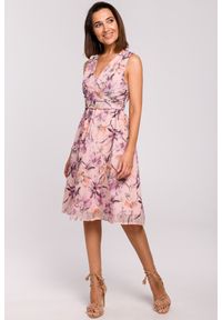 Stylove - Elegancka sukienka w kwiaty szyfonowa z dekoltem V różowa. Okazja: na imprezę, na wesele, na ślub cywilny. Kolor: różowy. Materiał: szyfon. Wzór: kwiaty. Typ sukienki: kopertowe, w kształcie A. Styl: elegancki #3