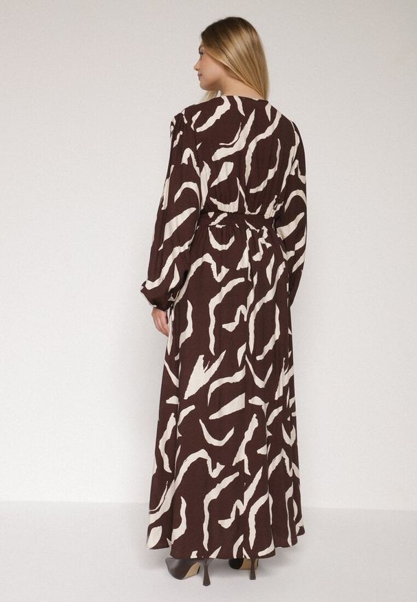 Born2be - Brązowa Rozkloszowana Sukienka z Wiskozą Netania. Okazja: na co dzień. Kolor: brązowy. Materiał: wiskoza. Długość rękawa: długi rękaw. Typ sukienki: proste. Styl: casual