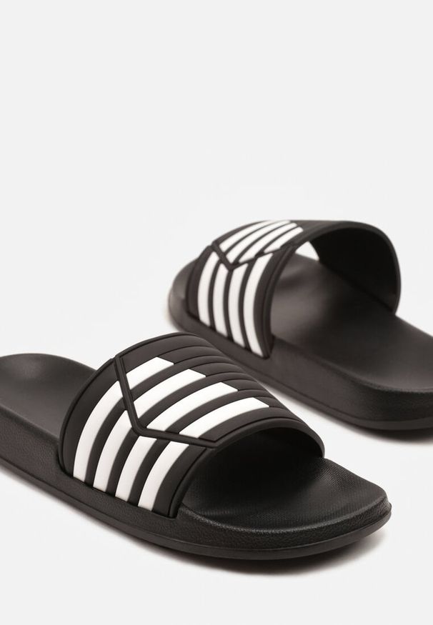 Born2be - Czarne Piankowe Klapki w Sportowym Stylu w Paski Isallin. Okazja: na plażę, na spacer. Kolor: czarny. Wzór: paski. Styl: sportowy