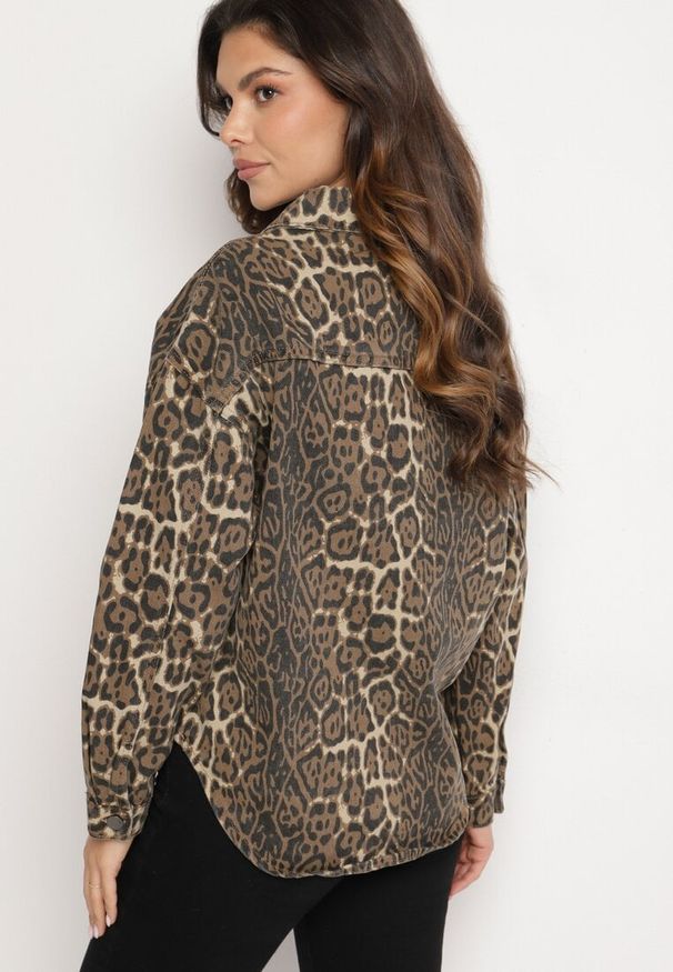 Born2be - Brązowa Kurtka Jeansowa o Koszulowym Kroju w Panterkowy Print Cesina. Kolor: brązowy. Materiał: jeans. Długość rękawa: długi rękaw. Długość: długie. Wzór: nadruk. Styl: klasyczny, elegancki