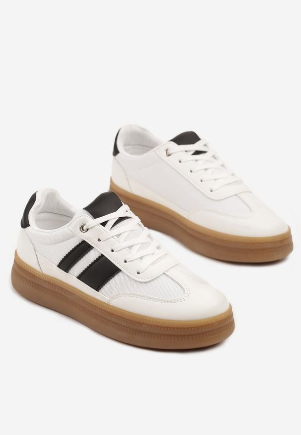 Born2be - Białe Sneakersy w Stylu Klasycznych Tenisówek Zdobione Paskami Tenalinea. Okazja: na co dzień. Zapięcie: pasek. Kolor: biały. Materiał: jeans. Wzór: aplikacja