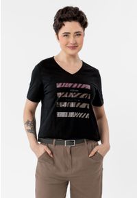 Volcano - T-FOUR. Typ kołnierza: dekolt w serek. Kolekcja: plus size. Kolor: czarny. Materiał: bawełna, materiał. Długość rękawa: krótki rękaw. Długość: krótkie. Wzór: nadruk, aplikacja. Styl: klasyczny #1