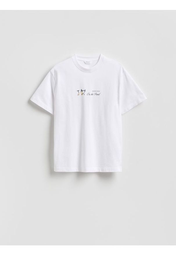 Reserved - T-shirt comfort z nadrukiem na plecach - biały. Kolor: biały. Materiał: bawełna, dzianina. Wzór: nadruk