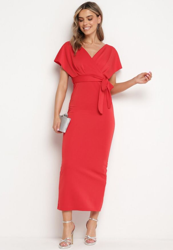 Born2be - Czerwona Wieczorowa Sukienka z Kopertowym Dekoltem i Rozcięciem z Materiałowym Paskiem Vorni. Okazja: na co dzień. Kolor: czerwony. Materiał: materiał. Typ sukienki: kopertowe. Styl: wizytowy