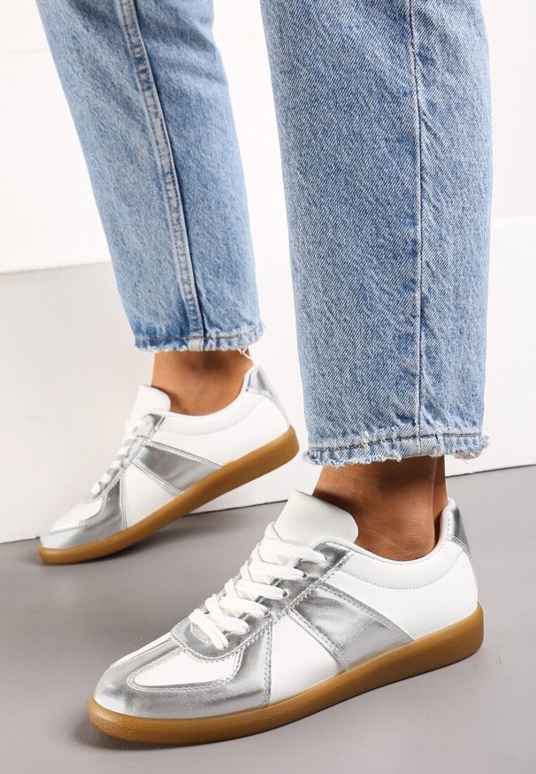 Renee - Srebrno-Białe Sneakersy Tenisówki z Ozdobnymi Przeszyciami Sumina. Nosek buta: okrągły. Kolor: biały. Materiał: materiał. Obcas: na obcasie. Wysokość obcasa: niski