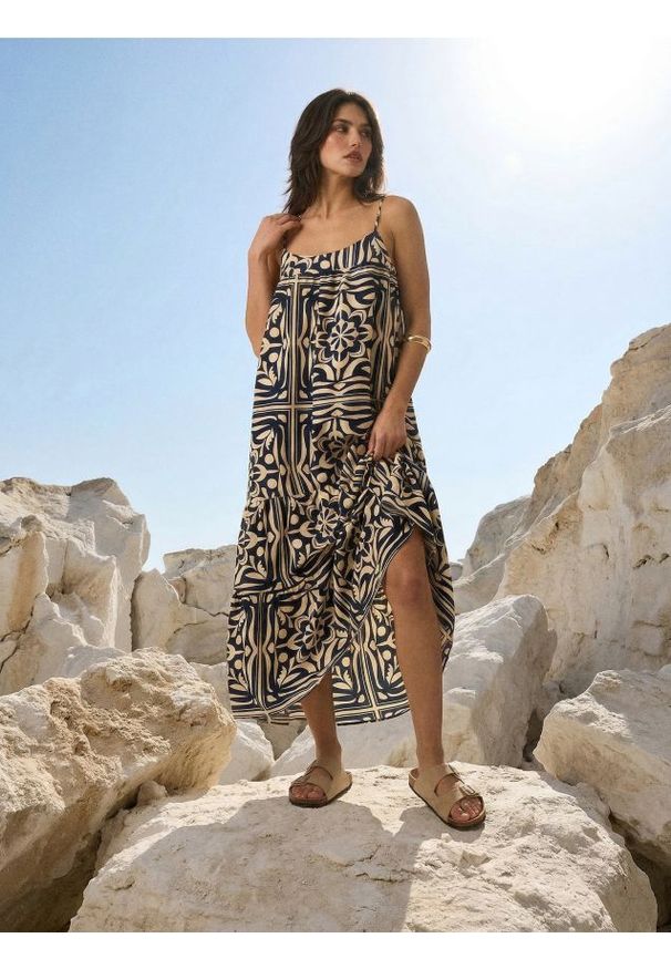 Sinsay - Sukienka midi na ramiączkach z rozcięciem z wiskozą - wielobarwny. Materiał: wiskoza. Długość rękawa: na ramiączkach. Długość: midi