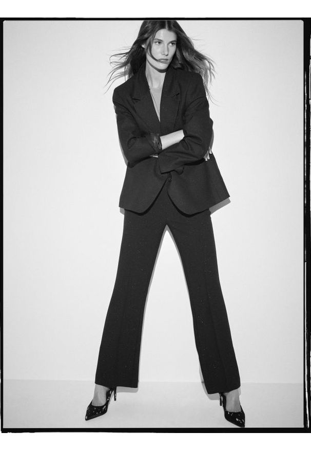 Reserved - Spodnie flare z metaliczną nitką - czarny. Kolor: czarny. Materiał: wiskoza, tkanina