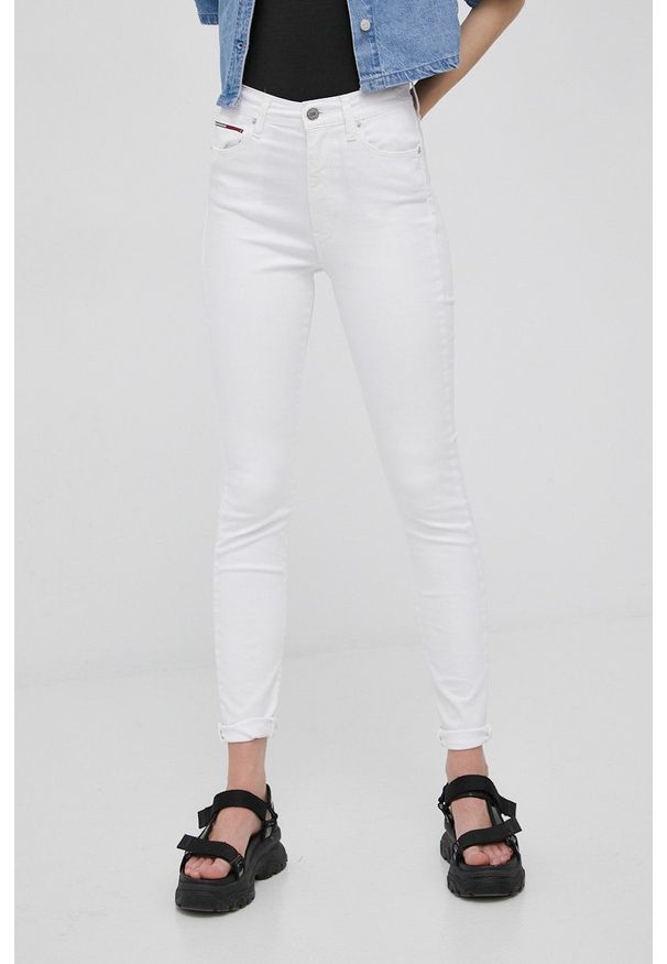 Tommy Jeans jeansy SYLVIA BF1291 damskie high waist. Stan: podwyższony. Kolor: biały