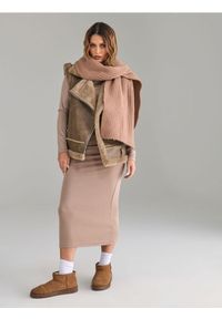 Sinsay - Dopasowana sukienka midi z drapowanym dekoltem - kremowy. Typ kołnierza: dekolt w łódkę. Kolor: kremowy. Materiał: materiał. Typ sukienki: dopasowane. Długość: midi