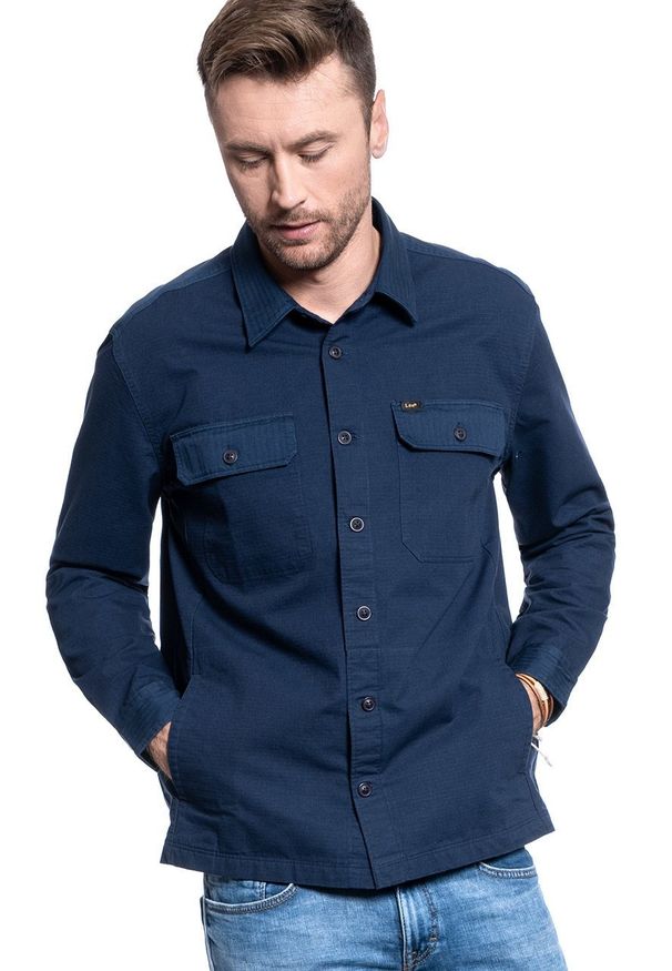 Lee - MĘSKA KOSZULA MATERIAŁOWA LEE 2 PKT OVERSHIRT RELAXED FIT NAVY L67MDO35 112116898. Materiał: materiał