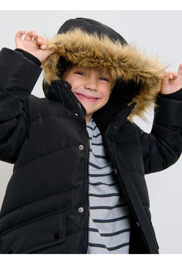 Sinsay - Kurtka ocieplana z kapturem - czarny. Typ kołnierza: kaptur. Kolor: czarny