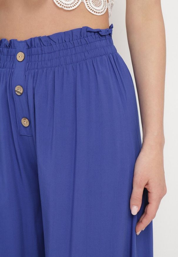 Born2be - Granatowe Spodnie Palazzo z Wiskozy z Gumką w Pasie Ozdobione Guzikami z Nogawkami 3/4 Efilis. Okazja: na co dzień. Kolor: niebieski. Materiał: wiskoza. Wzór: aplikacja. Styl: casual, elegancki