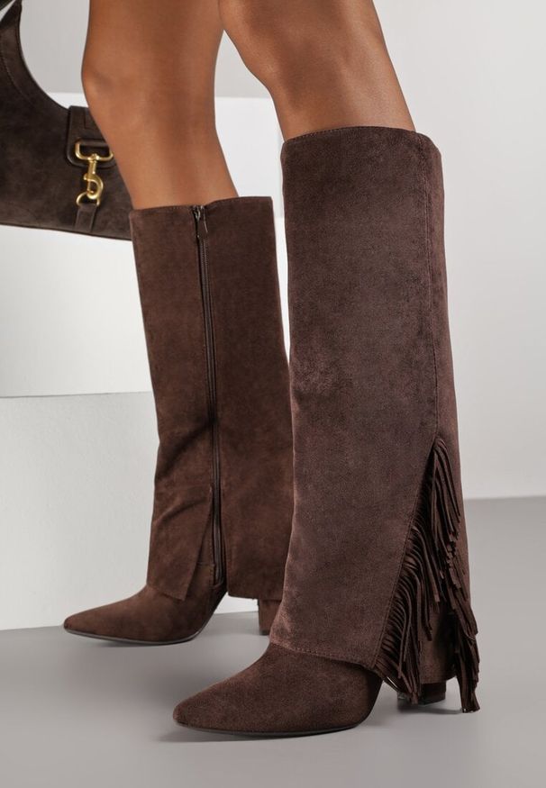 Renee - Brązowe Kozaki na Słupkowym Obcasie z Cholewką Imitującą Nogawkę z Frędzlami Linafela. Kolor: brązowy. Materiał: zamsz, koronka. Szerokość cholewki: normalna. Obcas: na obcasie. Styl: elegancki. Wysokość obcasa: średni