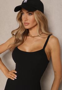 Renee - Czarna Prążkowana Sukienka z Bawełny Typu Bodycon Tenalea. Okazja: na co dzień. Kolor: czarny. Materiał: bawełna, prążkowany. Długość rękawa: na ramiączkach. Typ sukienki: bodycon. Styl: casual #5