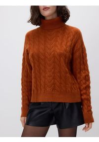Reserved - Golf z ozdobnym splotem - miedziany. Typ kołnierza: golf. Kolor: brązowy. Materiał: dzianina. Wzór: ze splotem