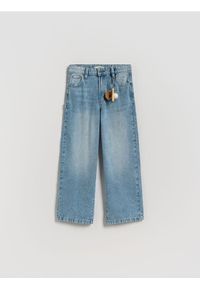 Reserved - Jeansy baggy z brelokiem - niebieski. Kolor: niebieski #1