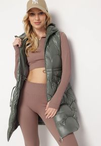 Born2be - Jasnozielona Pikowana Kamizelka Bezrękawnik z Kapturem Zapinana na Zamek Amitri. Typ kołnierza: kaptur. Kolor: zielony. Długość rękawa: bez rękawów #2