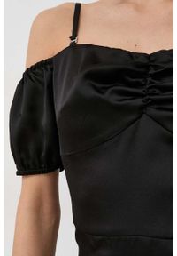Guess sukienka kolor czarny mini prosta. Okazja: na co dzień. Kolor: czarny. Materiał: tkanina. Długość rękawa: na ramiączkach. Typ sukienki: proste. Styl: casual. Długość: mini #4