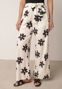 Born2be - Czarno-Kremowe Spodnie o Szerokim Kroju z Wysokim Stanem w Kwiaty Ozdobione Wiązaniem Neatea. Okazja: do pracy, na co dzień. Stan: podwyższony. Kolor: beżowy. Wzór: aplikacja, kwiaty. Styl: casual #7