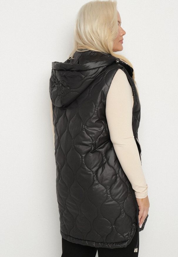 Born2be - Czarna Kamizelka Pikowana z Odpinanym Kapturem i Kieszeniami Eravindia. Okazja: na co dzień. Kolekcja: plus size. Kolor: czarny. Materiał: jeans, materiał. Styl: elegancki, casual