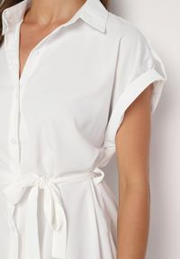 Born2be - Biała Koszulowa Sukienka o Rozkloszowanym Kroju z Paskiem w Talii Vikiana. Okazja: na spotkanie biznesowe. Kolor: biały. Długość rękawa: krótki rękaw. Typ sukienki: koszulowe. Styl: biznesowy, elegancki #2