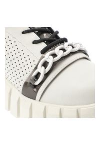 Sneakersy damskie Artiker cholewka ze skóry naturalnej licowej z perforowanym panelem bocznym i sznurowaniem uzupełnionym dekoracyjnym łańcuchem, bia. Kolor: biały. Materiał: skóra. Szerokość cholewki: normalna #3
