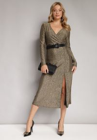 Born2be - Złota Kopertowa Midi Sukienka z Metaliczną Nicią i Rozcięciem Nivera. Typ kołnierza: dekolt kopertowy. Kolor: złoty. Typ sukienki: kopertowe. Długość: midi #1