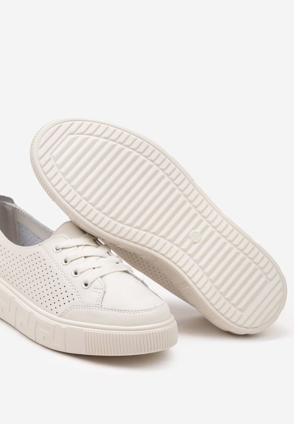 Born2be - Beżowe Sneakersy Skórzane z Drobną Perforacją Garinea. Okazja: na co dzień. Zapięcie: sznurówki. Kolor: beżowy. Materiał: skóra. Obcas: na płaskiej podeszwie
