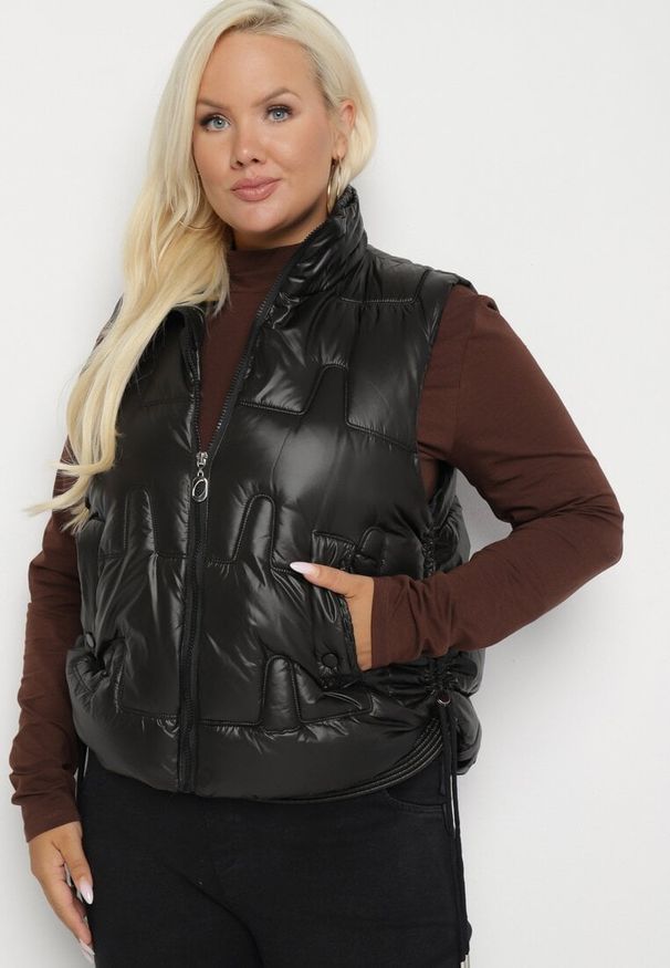 Born2be - Czarna Kamizelka Pikowana z Wysokim Kołnierzem i Kieszeniami Irinae. Okazja: na spotkanie biznesowe, na co dzień. Kolor: czarny. Materiał: jeans. Styl: casual, biznesowy