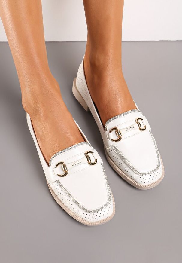 Born2be - Białe Półbuty Loafersy Ozdobione Klamrą Cyrkoniami i Perforacją Jalessa. Zapięcie: klamry. Kolor: biały. Materiał: dzianina. Wzór: aplikacja. Sezon: jesień, wiosna. Styl: elegancki