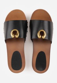 Born2be - Czarne Klapki z Metaliczną Ozdobą i Nitami Noriche. Okazja: na co dzień. Kolor: czarny. Wzór: aplikacja. Styl: casual, klasyczny #6