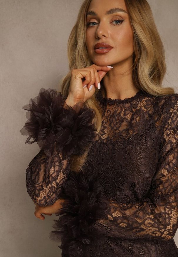 Renee - Brązowa Dopasowana Koronkowa Sukienka Koktajlowa z Tiulowymi Aplikacjami Kretalia. Okazja: na imprezę. Kolor: brązowy. Materiał: tiul, koronka. Długość rękawa: na ramiączkach. Wzór: aplikacja. Typ sukienki: dopasowane. Styl: wizytowy