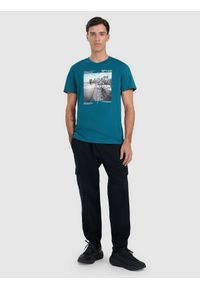 4f - 4F T-shirt regular z nadrukiem męski - turkusowy L. Kolor: turkusowy. Materiał: skóra, bawełna. Wzór: nadruk