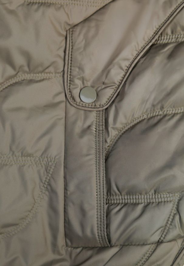 Born2be - Jasnozielona Pikowana Kurtka Przejściowa o Klasycznym Kroju z Kapturem Tavitte. Okazja: na co dzień, na spacer. Typ kołnierza: kaptur. Kolekcja: plus size. Kolor: zielony. Materiał: jeans, poliester. Wzór: aplikacja. Styl: klasyczny