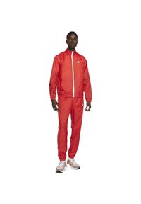 Dres Nike Sportswear Club, Mężczyźni. Kolor: czerwony. Materiał: dresówka. Sport: fitness