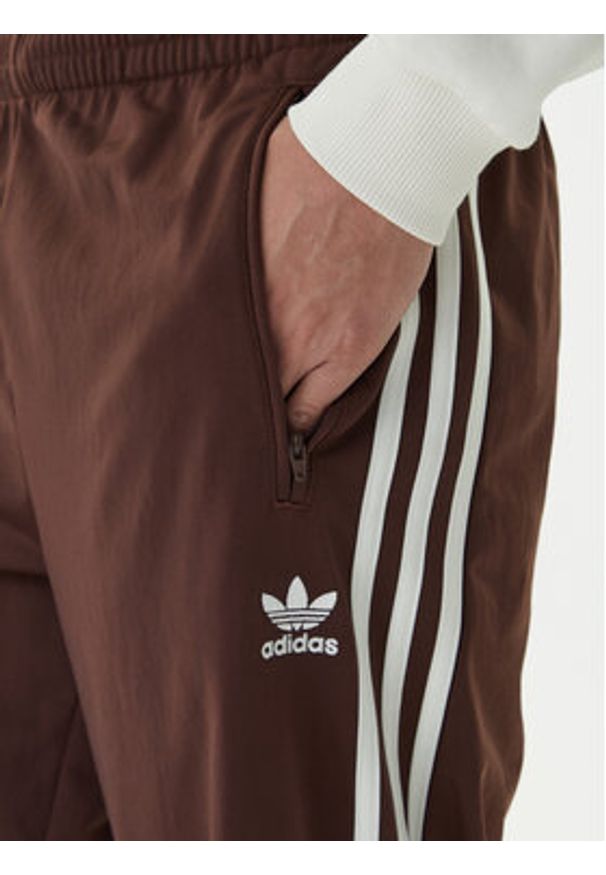 Adidas - adidas Spodnie dresowe adicolor Classics Firebird KA0482 Brązowy Regular Fit. Kolor: brązowy. Materiał: syntetyk