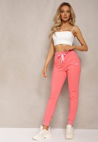 Renee - Różowe Dresowe Spodnie High Waist z Cyrkoniami Bolia. Okazja: na co dzień. Stan: podwyższony. Kolor: różowy. Materiał: dresówka. Styl: casual