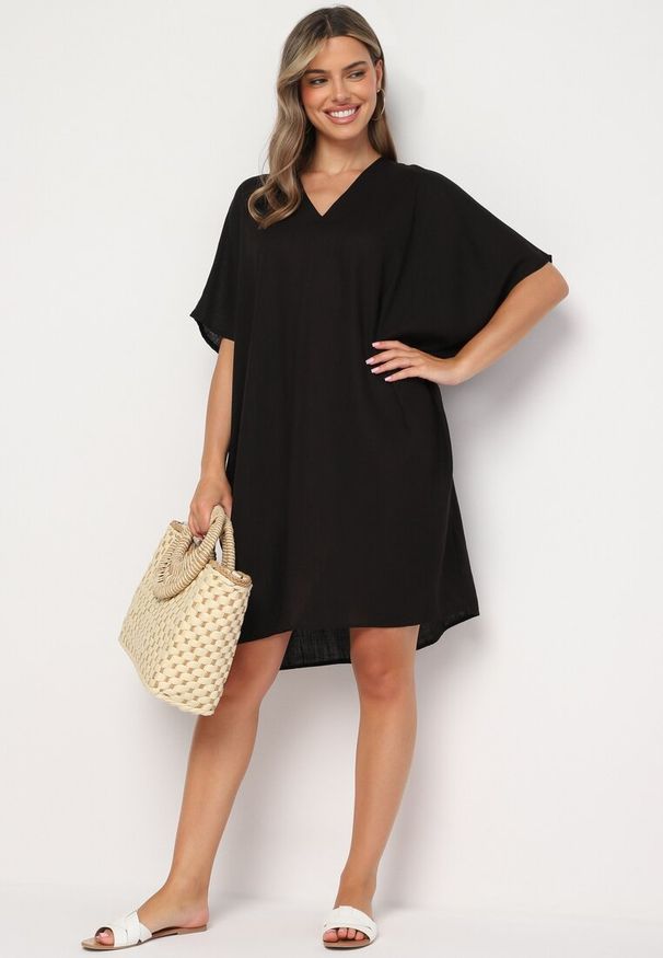 Born2be - Czarna Bawełniana Sukienka o Pudełkowym Kroju z Dekoltem w Serek Vikonia. Okazja: na co dzień. Typ kołnierza: dekolt w serek. Kolekcja: plus size. Kolor: czarny. Materiał: bawełna. Typ sukienki: proste, dla puszystych. Styl: wizytowy, elegancki, casual