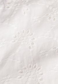 Renee - Biała Bawełniana Sukienka Ażurowa o Rozkloszowanym Fasonie na Ramiączkach Samesi. Okazja: na spacer, na co dzień. Kolor: biały. Materiał: bawełna. Długość rękawa: na ramiączkach. Wzór: ażurowy. Sezon: lato. Styl: casual, elegancki #3