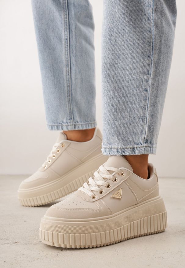 Born2be - Beżowe Sneakersy VICES na Grubej Podeszwie z Tłoczeniami Zdobione Aplikacją Cezara. Okazja: na co dzień, do pracy. Kolor: beżowy. Materiał: jeans. Wzór: aplikacja