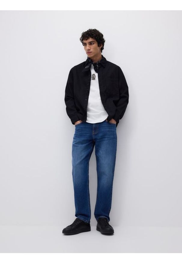 Reserved - Jeansy straight z efektem sprania - niebieski. Kolor: niebieski