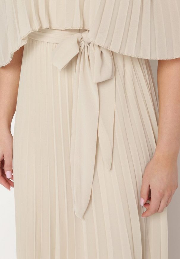 Born2be - Beżowa Sukienka Plisowana z Szeroką Falbaną Przy Dekolcie Dinara. Kolor: beżowy. Styl: wizytowy. Długość: maxi