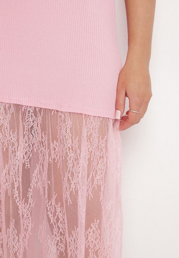Born2be - Różowa Prążkowana Sukienka z Koronkowym Dołem Vilzedi. Kolor: różowy. Materiał: prążkowany, koronka. Typ sukienki: proste. Styl: glamour, elegancki