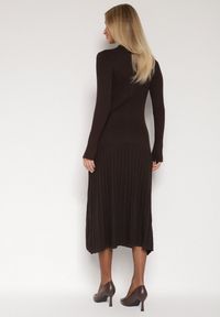 Born2be - Brązowa Wiskozowa Sukienka Sweterkowa z Guzikami Zozaria. Okazja: na co dzień. Kolor: brązowy. Materiał: wiskoza. Typ sukienki: proste. Styl: casual, klasyczny, elegancki #4