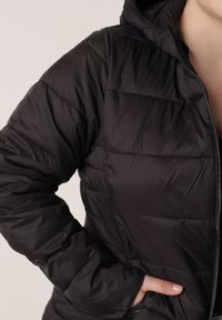 Born2be - Czarna Klasyczna Kurtka Przejściowa z Pikowaniem i Kapturem Edariella. Okazja: na co dzień. Kolekcja: plus size. Kolor: czarny. Materiał: jeans. Styl: klasyczny #3