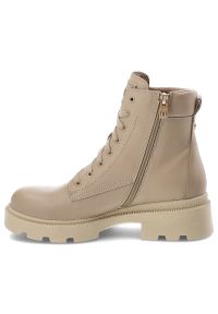 Beżowe Botki Nessi Modne Obuwie Damskie Ze Skóry Naturalnej. Okazja: na co dzień. Kolor: beżowy. Materiał: skóra. Obcas: na obcasie. Styl: casual, elegancki. Wysokość obcasa: średni