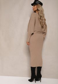 Renee - Ciemnobeżowy Komplet z Wiskozą w Prążki Spódnica z Gumką w Pasie i Góra o Kroju Nietoperza Korttisa. Kolor: beżowy. Materiał: wiskoza. Wzór: prążki